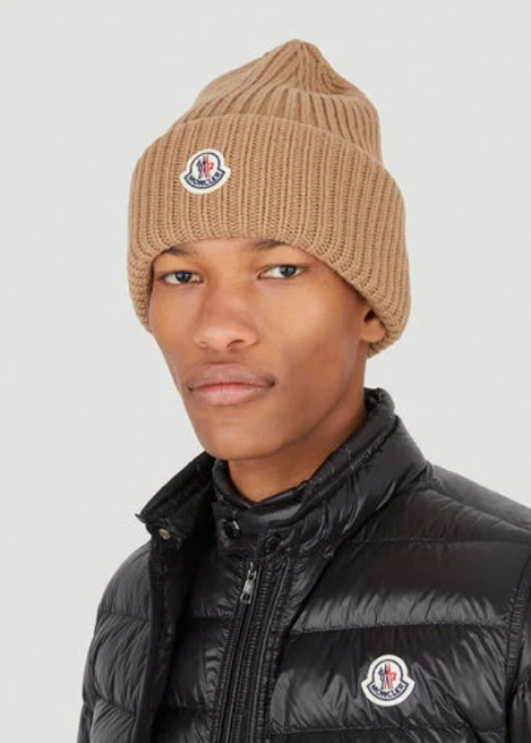 Topi beanie dengan patch logo